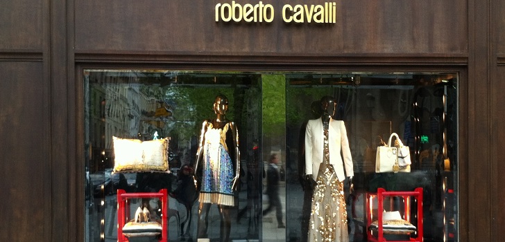 Roberto Cavalli saca la tijera: cierres y recortes para ahorrar 21 millones mientras busca comprador